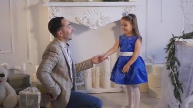 Küçük kız babası ile oynamak. Noel Tema