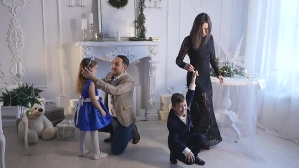 Familia nuevo año sesión de fotos flash luz — Vídeos de Stock