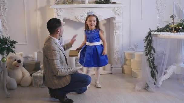 La niña juega con su padre. Tema Navidad — Vídeo de stock