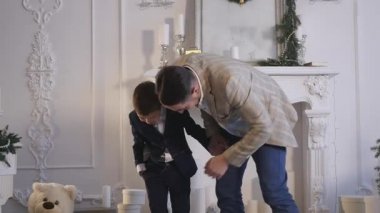 Babası ile küçük çocuk oyun. Noel Tema