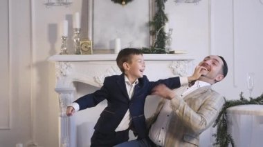 Babası ile küçük çocuk oyun. Noel Tema