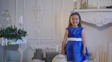 Oyuncak ayı tutan küçük kız