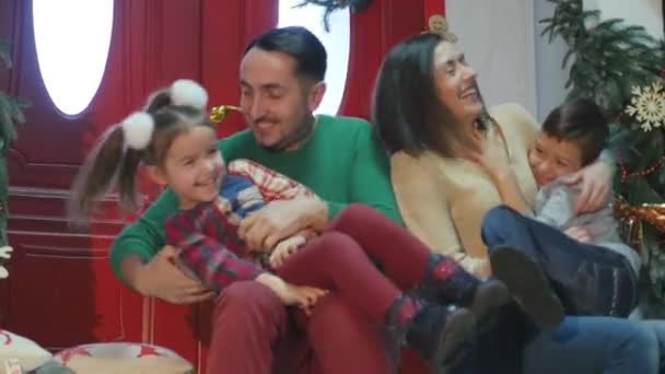 Familie Nieuwjaar foto shoot flitslicht — Stockvideo