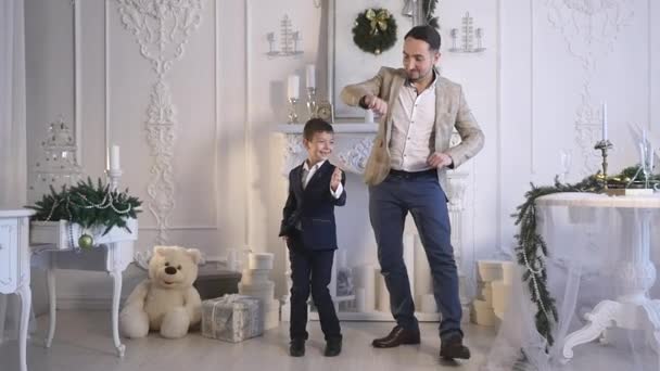 El niño juega con su padre. Tema Navidad — Vídeos de Stock