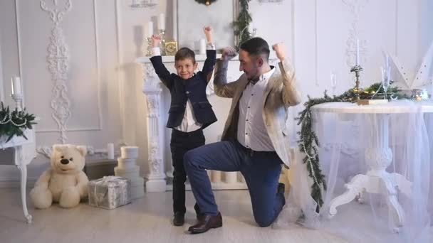 Le petit garçon joue avec son père. Thème de Noël — Video