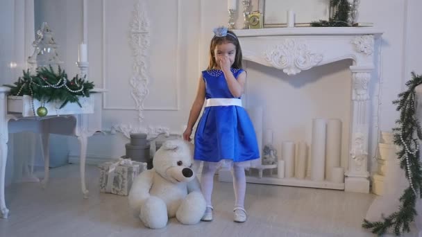 Bambina che tiene un orsacchiotto — Video Stock