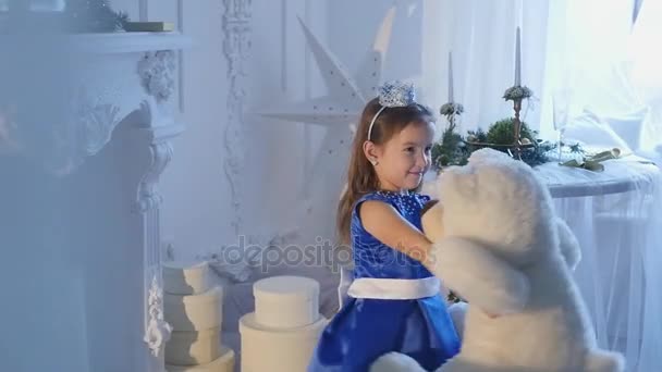 Маленька дівчинка тримає плюшевого ведмедя — стокове відео