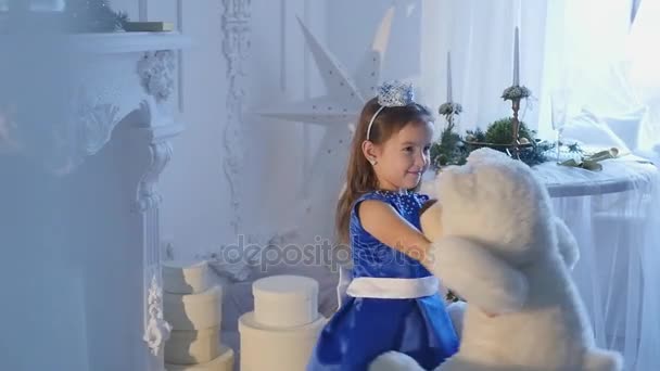 Niña sosteniendo un osito de peluche — Vídeo de stock