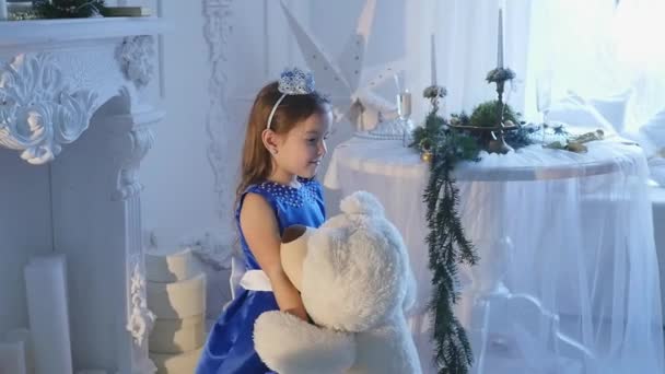 Niña sosteniendo un osito de peluche — Vídeos de Stock