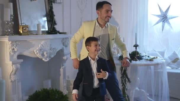 El niño juega con su padre. Tema Navidad — Vídeos de Stock