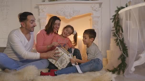 Familia nuevo año sesión de fotos flash luz — Vídeo de stock