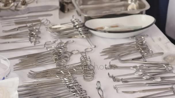 Хирургические инструменты и инструменты в операционной — стоковое видео
