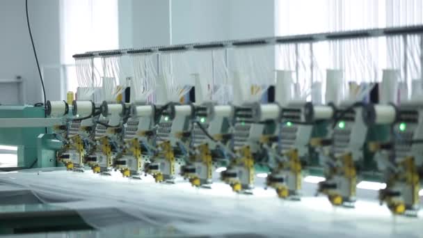 Industrie textile avec machines à tricoter en usine — Video