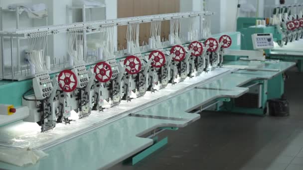 Textielindustrie met breimachines in fabriek — Stockvideo