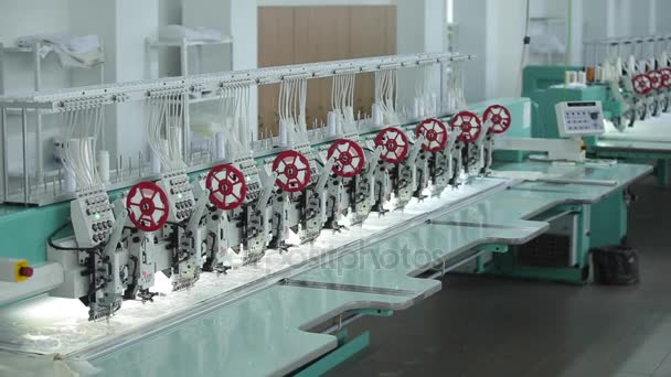 Текстильная промышленность с вязальными машинами на заводе — стоковое видео