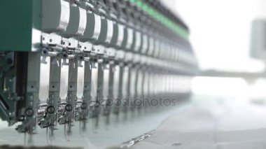 Bir otomatik dikiş makinesi iğnede yakın çekim