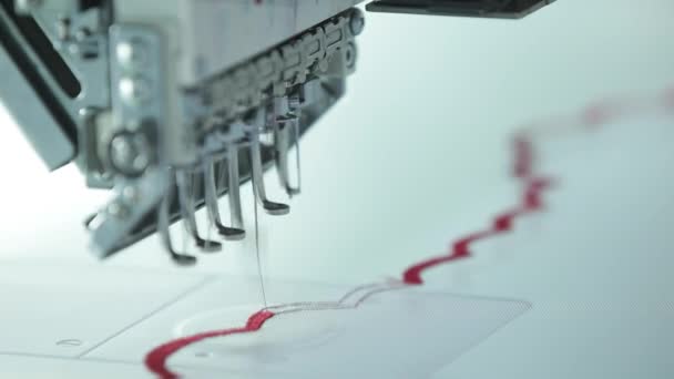 Μια αυτόματη μηχανή ράβοντας βελόνα σε κοντινό πλάνο — Αρχείο Βίντεο