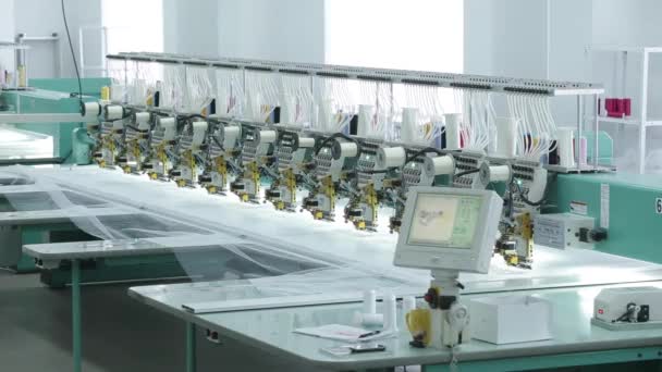 La máquina de coser automática y el artículo de ropa, detalle de la máquina de coser y accesorios de costura — Vídeos de Stock