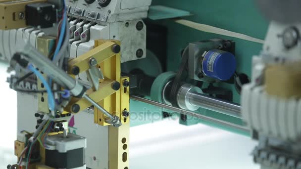 Textilipar, Kötőgépek gyárban — Stock videók