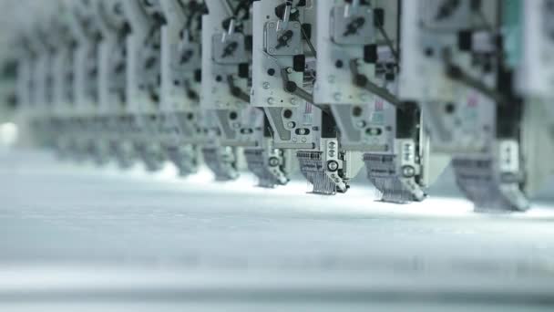 Máquinas textiles industriales en fila — Vídeos de Stock