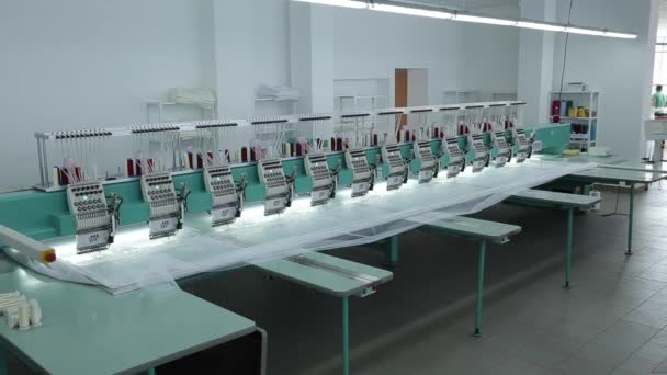 Máquinas textiles industriales en fila — Vídeos de Stock