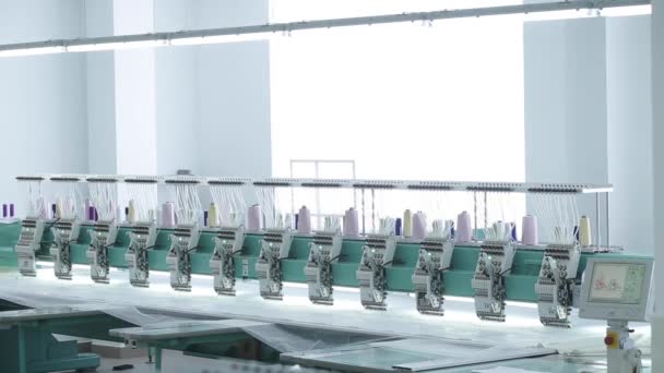 Industrielle Textilmaschinen in einer Reihe — Stockvideo