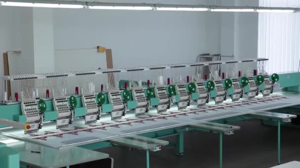 Macchine tessili industriali di fila — Video Stock