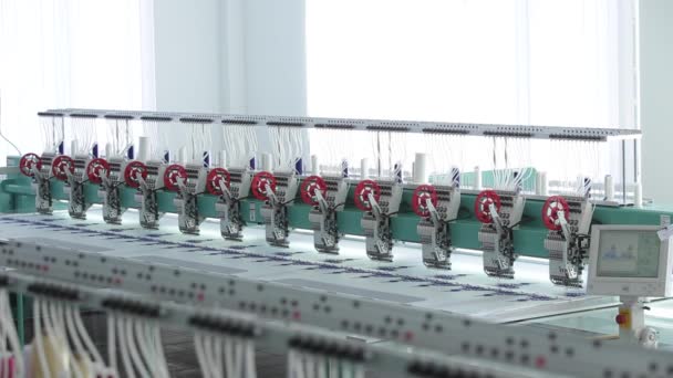 Βιομηχανικά κλωστοϋφαντουργικά μηχανήματα σε μια σειρά — Αρχείο Βίντεο