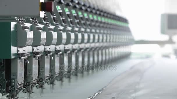 Máquinas textiles industriales en fila — Vídeo de stock