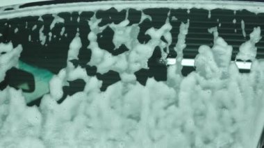 Araba yıkama köpük ile kaplı