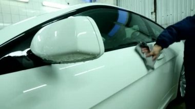 Bir adam araba mikrofiber bezle - hizmet anlayışı ayrıntılı otomatik temizleme