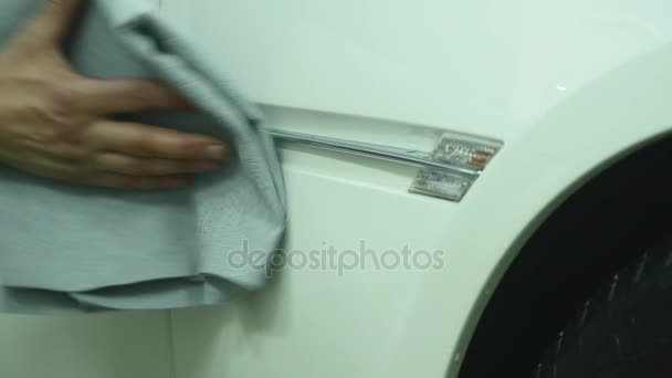 Een man reinigen auto met microfiber doek - auto detaillering dienstverleningsconcept — Stockvideo