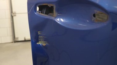 Her iki yan kapılar hasar ile bir arabanın yan panel