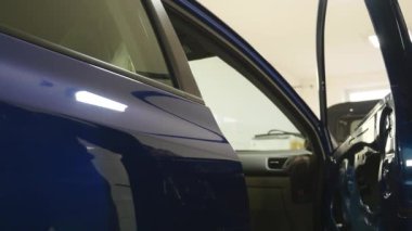Her iki yan kapılar hasar ile bir arabanın yan panel