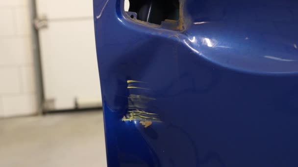 El panel lateral de un coche con daños en ambas puertas laterales — Vídeos de Stock