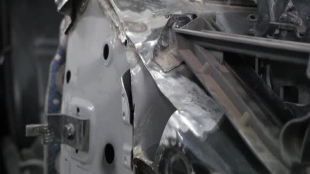Auto tělo opravy řady mechanik opravy karoserie — Stock video