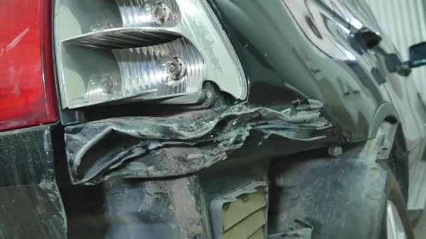 汽车身体修复系列机修工修理汽车车身 — 图库视频影像