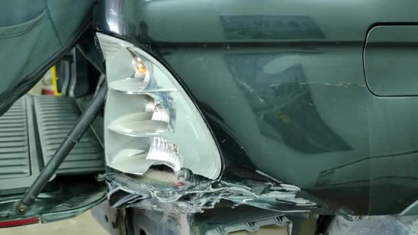 Auto body repair serien mekaniker reparerar bilens kaross — Stockvideo