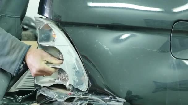 Auto body repair serien mekaniker reparerar bilens kaross — Stockvideo