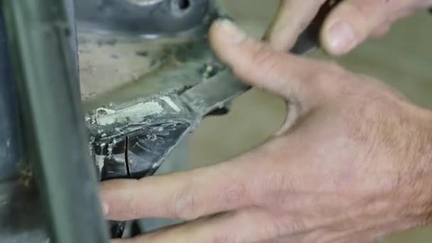 Auto body repair serien mekaniker reparerar bilens kaross — Stockvideo