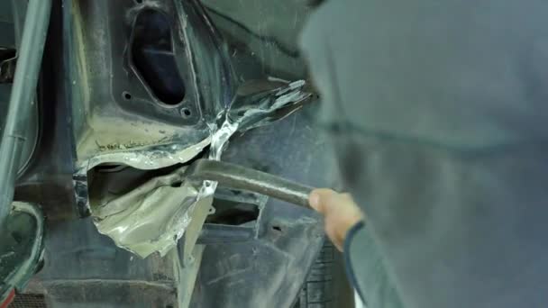 Auto body repair serien mekaniker reparerar bilens kaross — Stockvideo