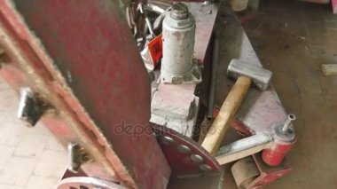 Birçok araç kirli kat, usta ayarla aracı, Mekanik aleti. Profesyonel mekanik oto tamir servisi çalışmak için farklı araçlar kullanma