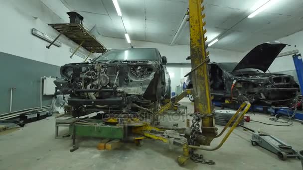 Демонтированный автомобиль на станции технического обслуживания — стоковое видео