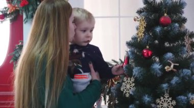 Mutlu aile harcamak zaman bir Noel ve yeni yıl tatilleri Noel süsleri