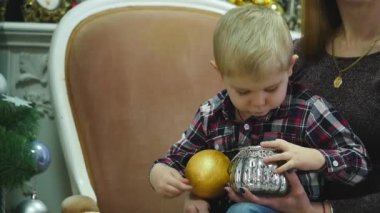 Noel dekorasyon gülümseyen küçük çocuk. Yeni yıl