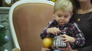 Noel dekorasyon gülümseyen küçük çocuk. Yeni yıl