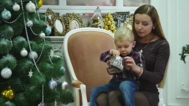 Mutlu aile harcamak zaman bir Noel ve yeni yıl tatilleri Noel süsleri