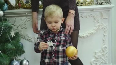 Mutlu aile harcamak zaman bir Noel ve yeni yıl tatilleri Noel süsleri