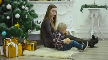 Mutlu aile harcamak zaman bir Noel ve yeni yıl tatilleri Noel süsleri