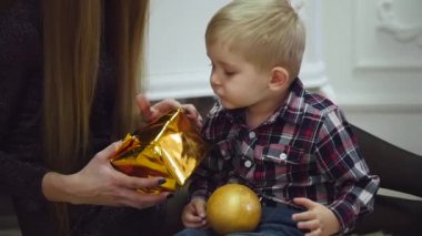 Mutlu aile harcamak zaman bir Noel ve yeni yıl tatilleri Noel süsleri